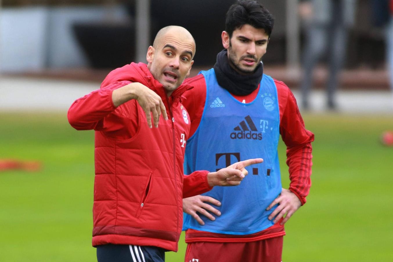 Zuhörerrolle: Serdar Tasci lauscht den Anweisungen von Trainer Pep Guardiola (links).