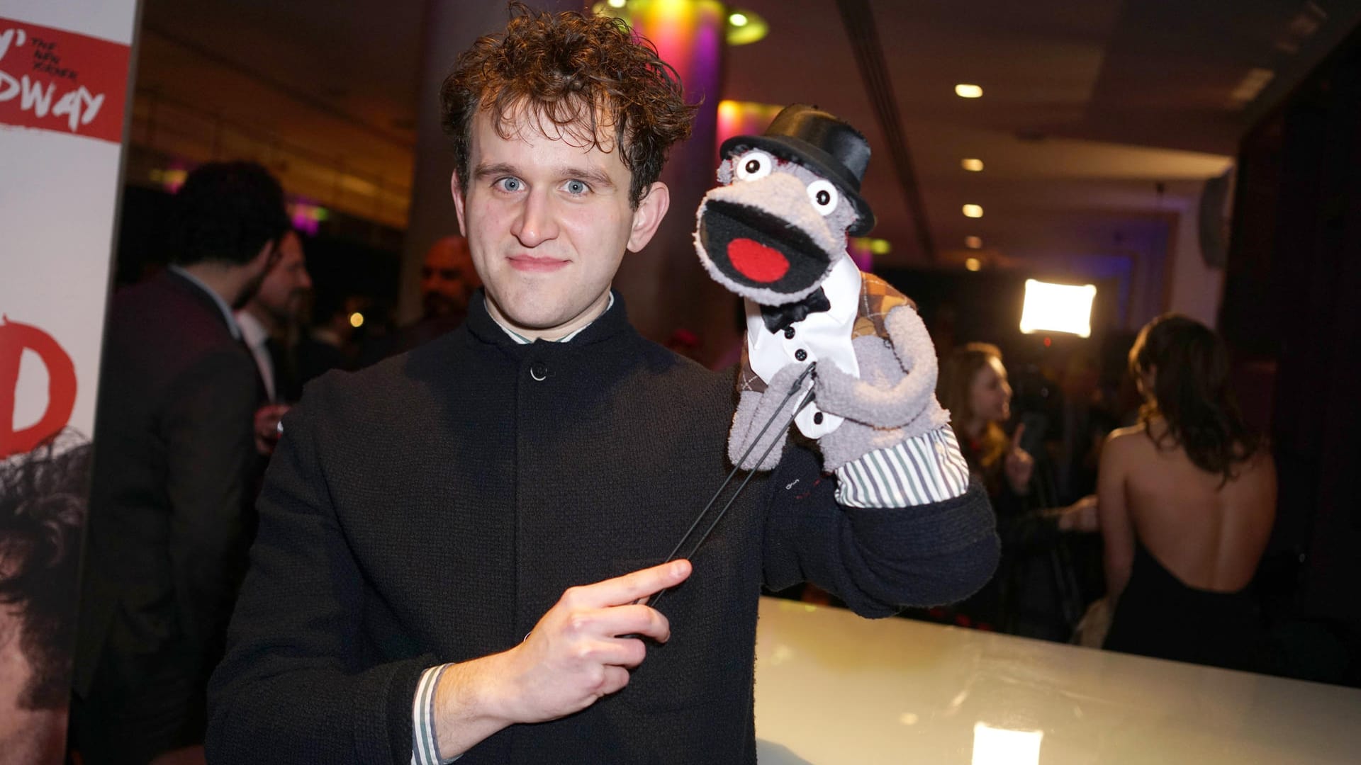 Harry Melling heute: Mit einer Handpuppe steht er in dem Theaterstück "Hand to God" auf einer Londoner Theaterbühne.