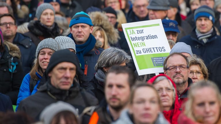 Demonstration gegen geplante Großunterkünfte für Flüchtlinge in Hamburg und für die dezentrale Unterbringung.