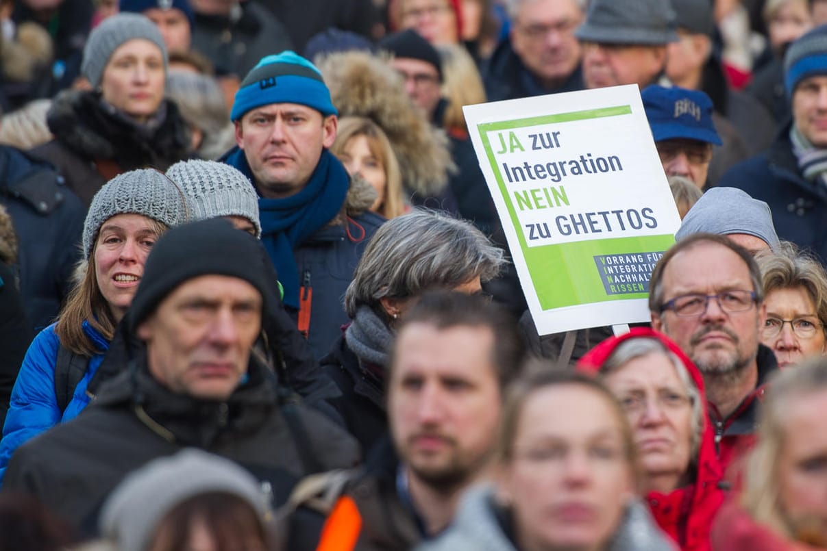 Demonstration gegen geplante Großunterkünfte für Flüchtlinge in Hamburg und für die dezentrale Unterbringung.