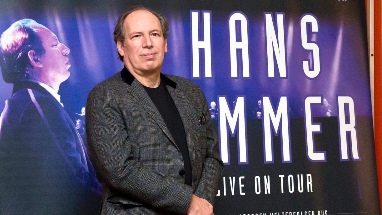 Hans Zimmer vor dem Plakat zu seiner ersten Tournee.