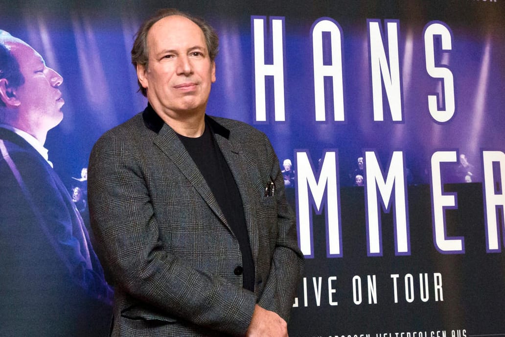 Hans Zimmer vor dem Plakat zu seiner ersten Tournee.