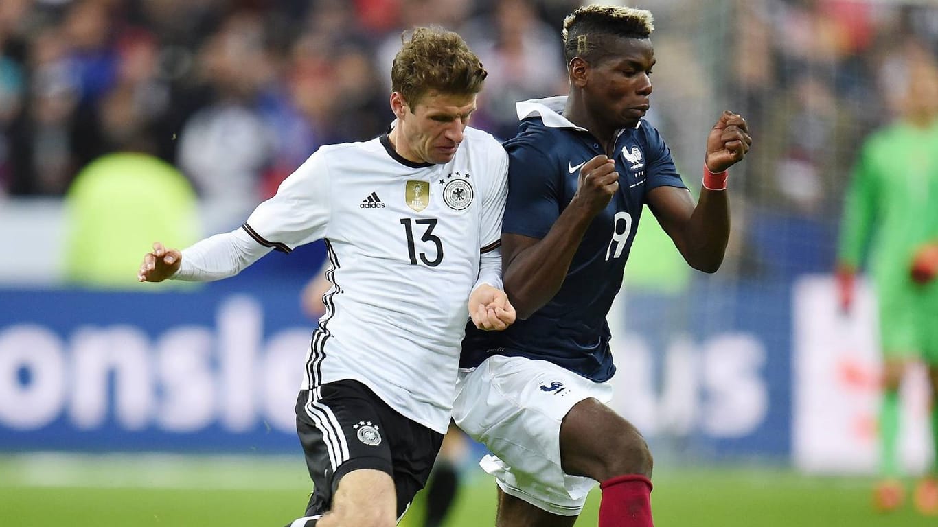 Thomas Müller (li.) und Paul Pogba beim Länderspiel Frankreich gegen Deutschland im November. Nun treffen sie mit ihren Klubs aufeinander.