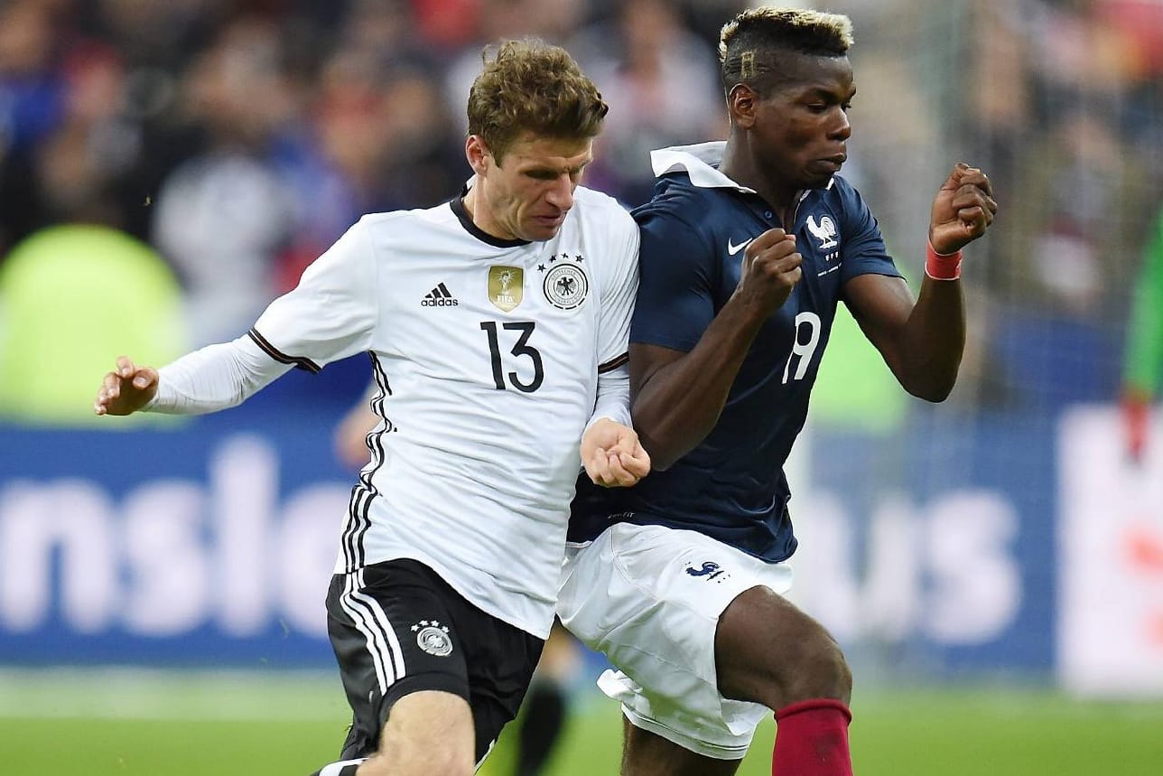 Thomas Müller (li.) und Paul Pogba beim Länderspiel Frankreich gegen Deutschland im November. Nun treffen sie mit ihren Klubs aufeinander.