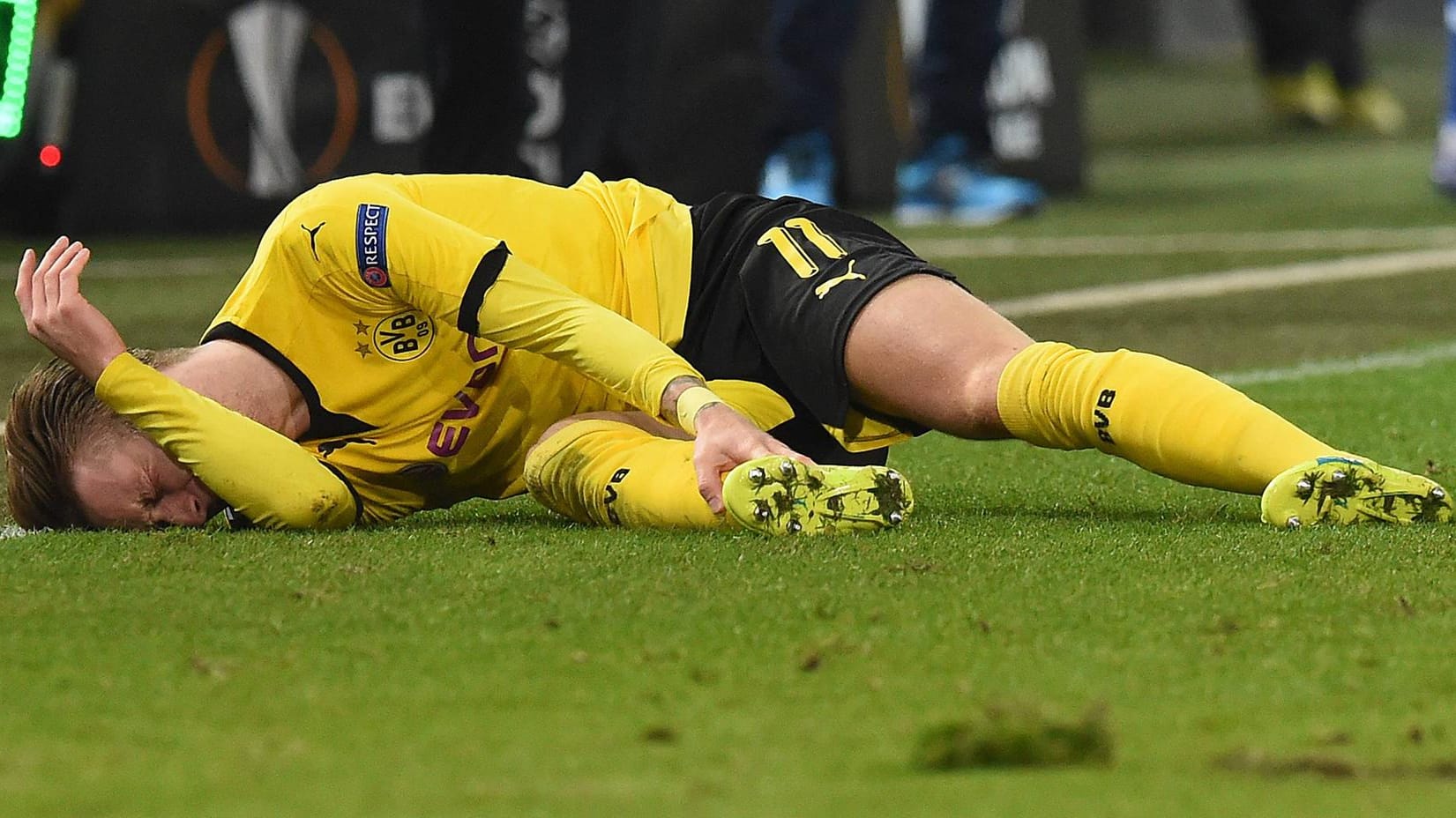 Marco Reus liegt nach dem brutalen Foul mit schmerzverzerrtem Gesicht auf dem Boden. Marco Reus liegt nach dem brutalen Foul mit schmerzverzerrtem Gesicht auf dem Boden.