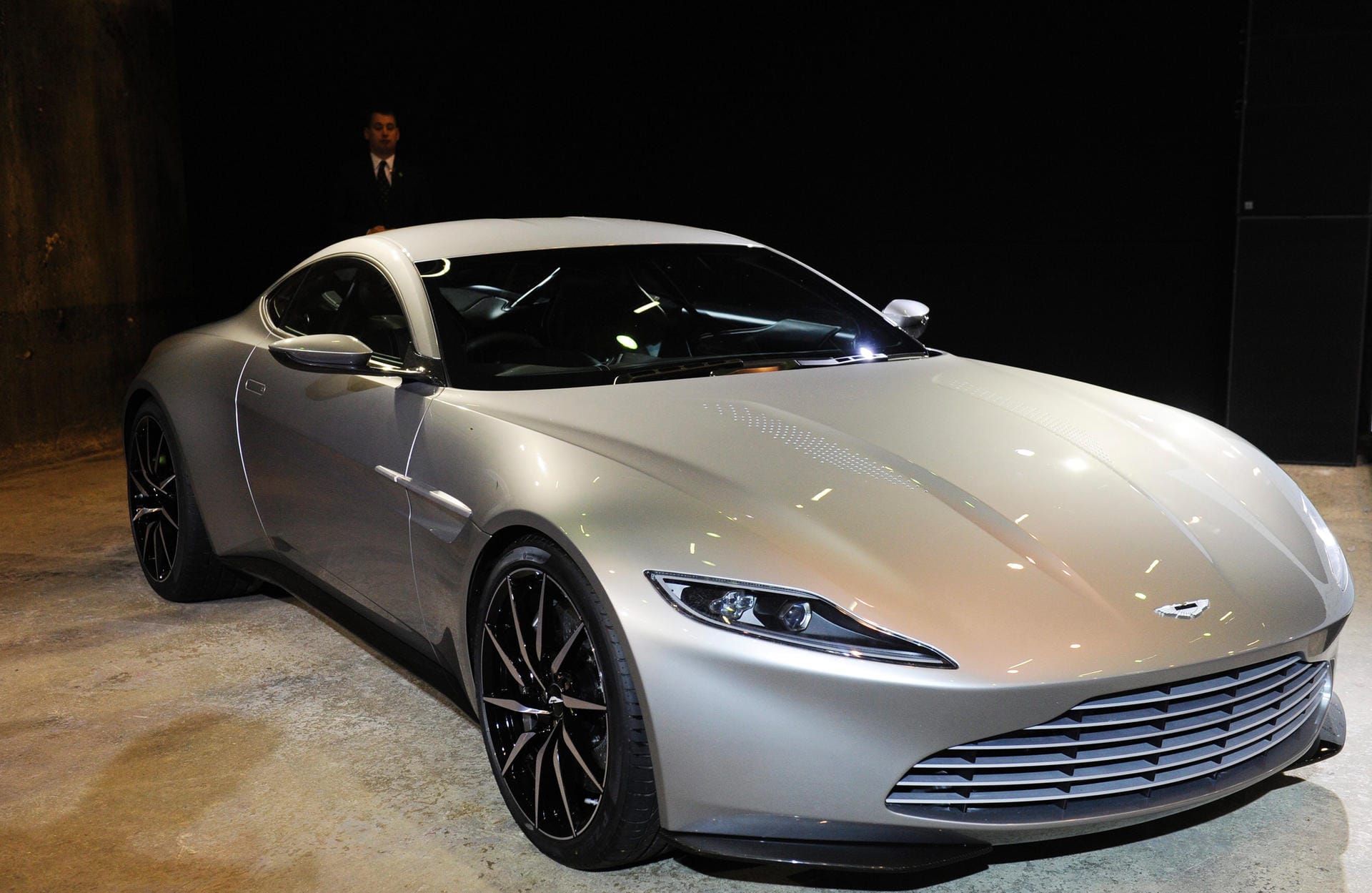 Wie viel ist ein Auto wert, das für den berühmtesten Agenten der Welt gebaut wurde? 3,1 Millionen Euro, entschied ein James-Bond-Fan in London, und gab damit das höchste Gebot im Londoner Auktionshaus Christie's ab.