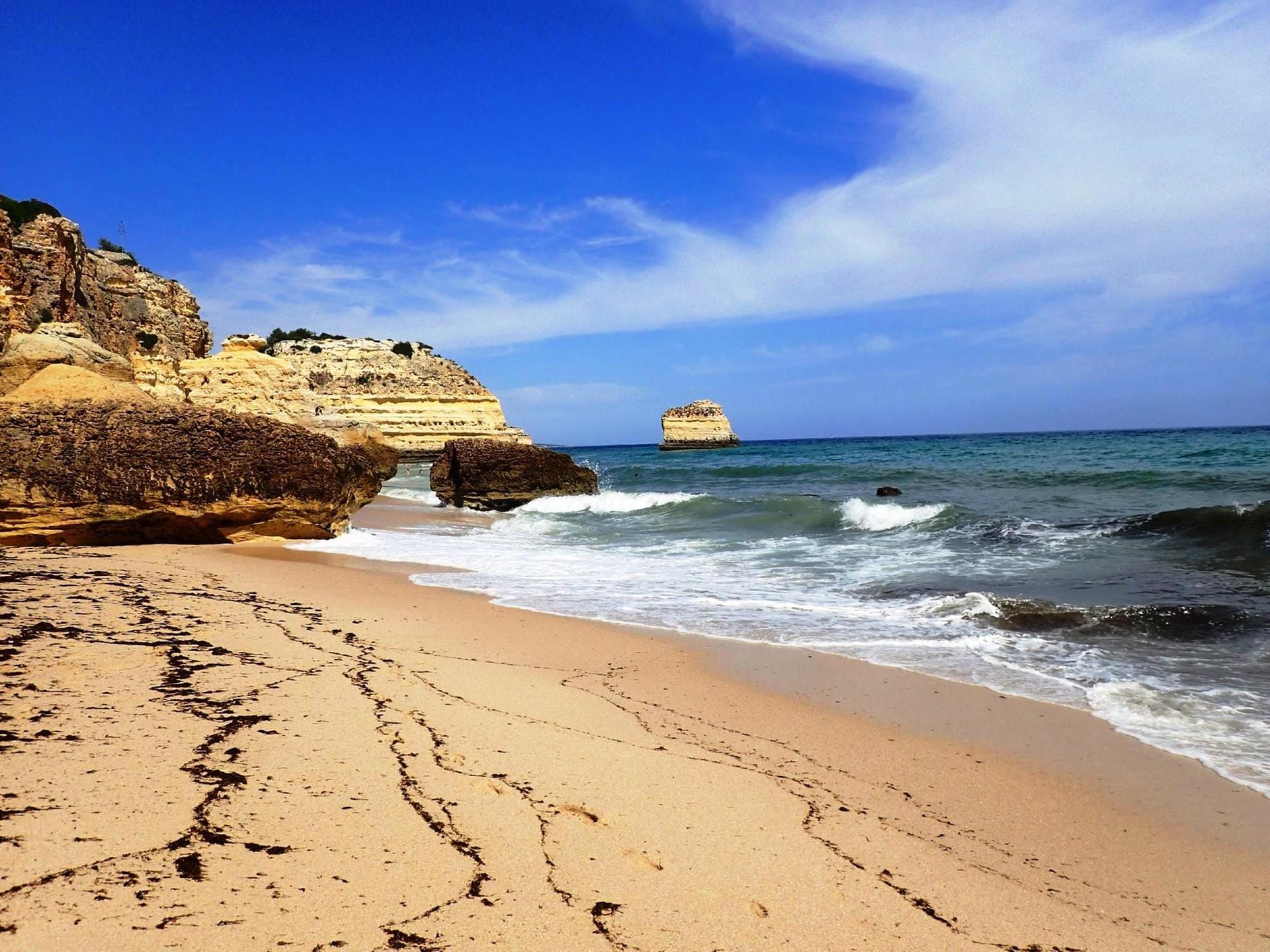 Vor allem bei Ebbe zeigt der Praia da Marinha an der Algarve seine ganze Schönheit.