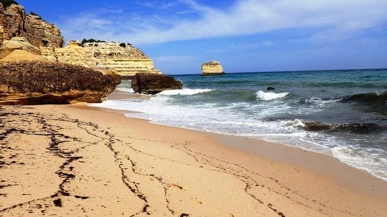 Vor allem bei Ebbe zeigt der Praia da Marinha an der Algarve seine ganze Schönheit.