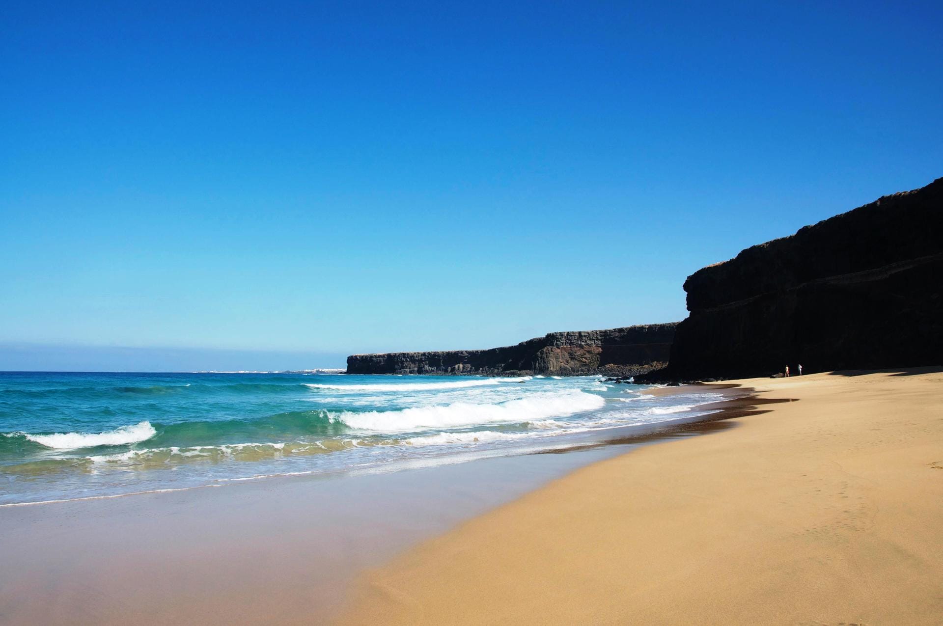 Der El Cotillo Beach auf Fuerteventura belegt den vierten Platz. Besonders beeindruckend ist hier das Zusammenspiel von Sandstrand und Vulkanfelsen im Hintergrund.