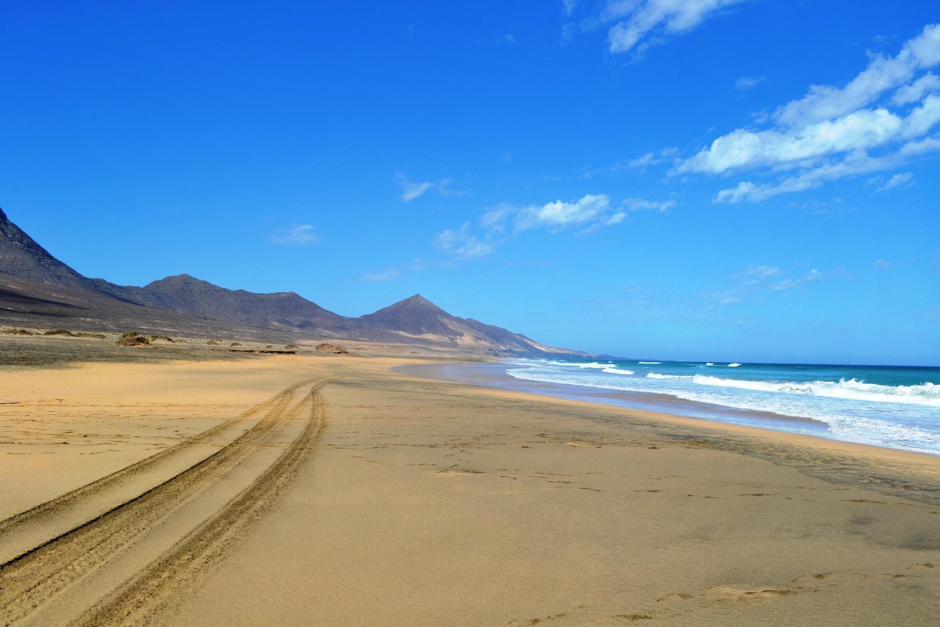 Der Playa de Cofete auf Fuerteventura ist zehn Kilometer lang und über eine Piste vom Fischerdorf Morro Jable erreichbar.