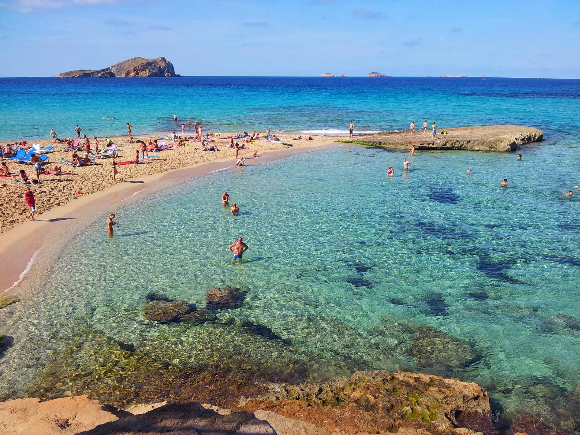 Im Nordwesten von Ibiza lockt der Cala Comte mit karibischem Flair, feinem Sand und klarem Wasser.