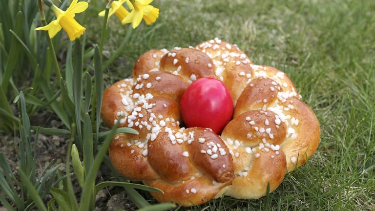 Der Osterkranz ist eine traditionelle Nascherei im Frühjahr.