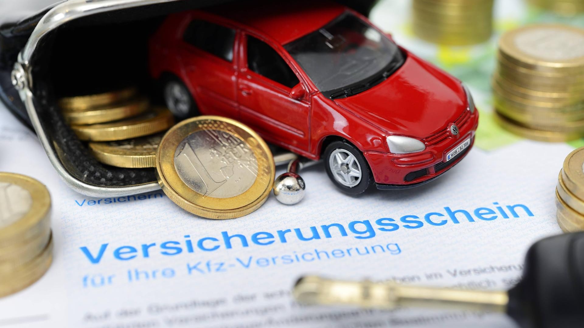 Wer sich genau umschaut, kann bei der Kfz-Versicherung auf Dauer viel Geld sparen.