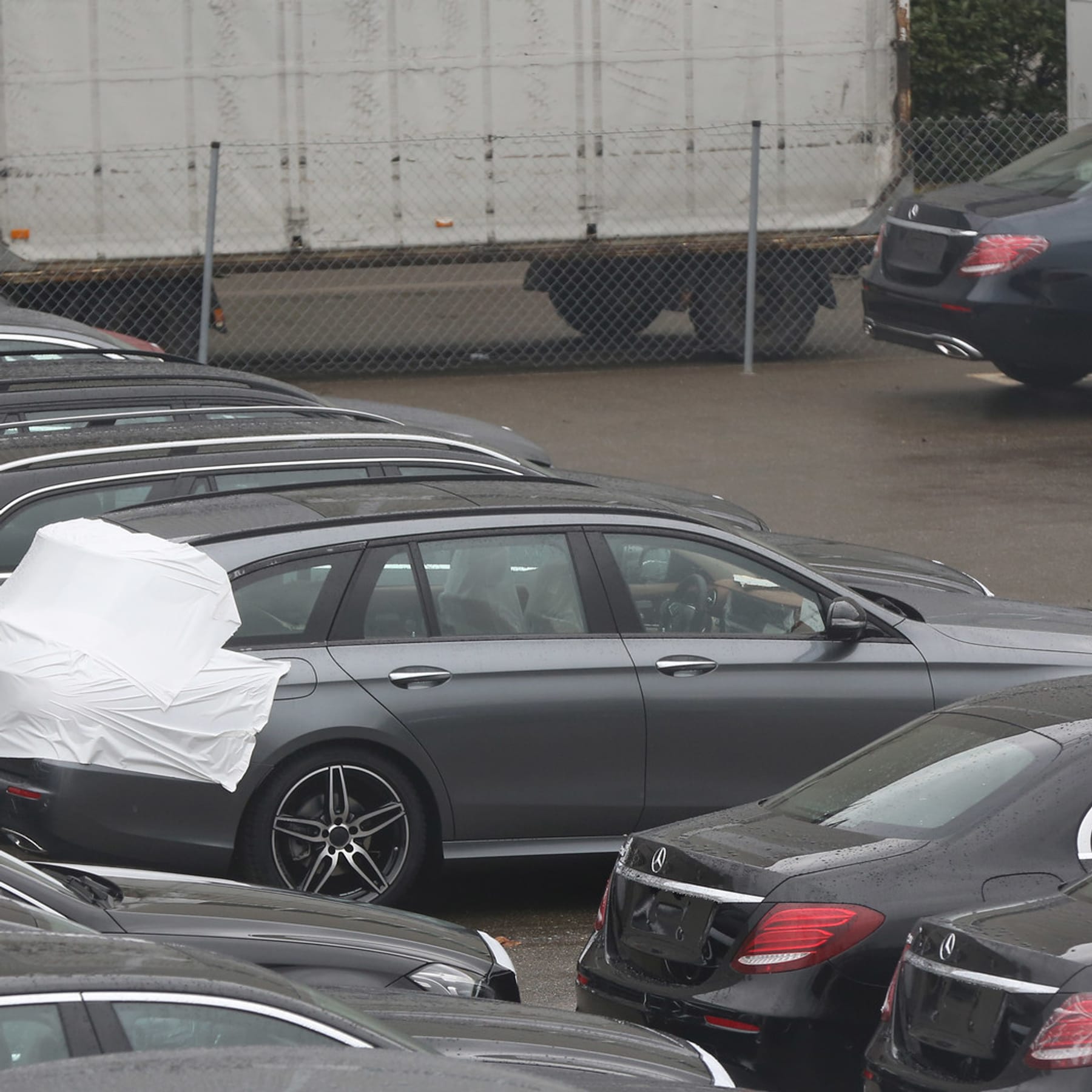Mercedes E-Klasse T-Modell (W213): Erlkönig fast ohne Tarnung erwischt