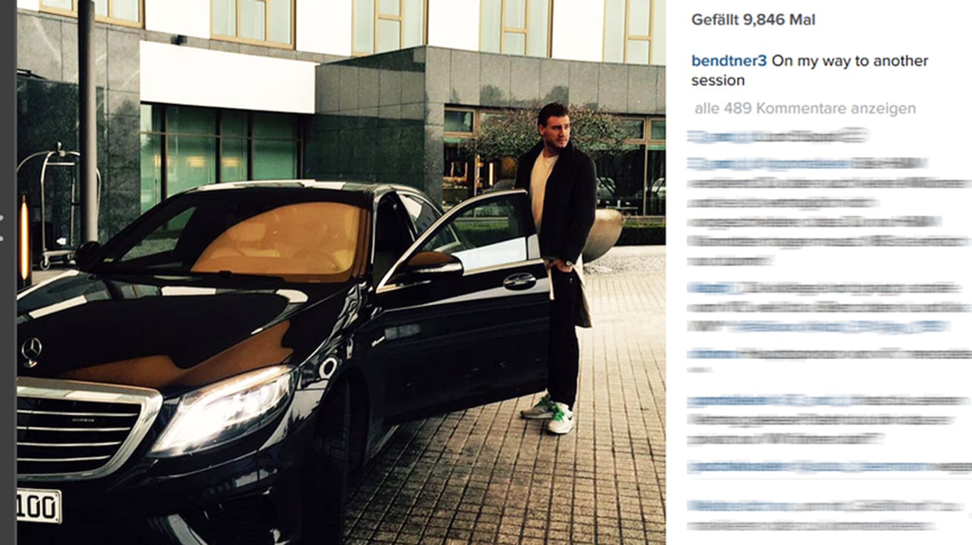 Nicklas Bendtner posiert mit einem Mercedes.