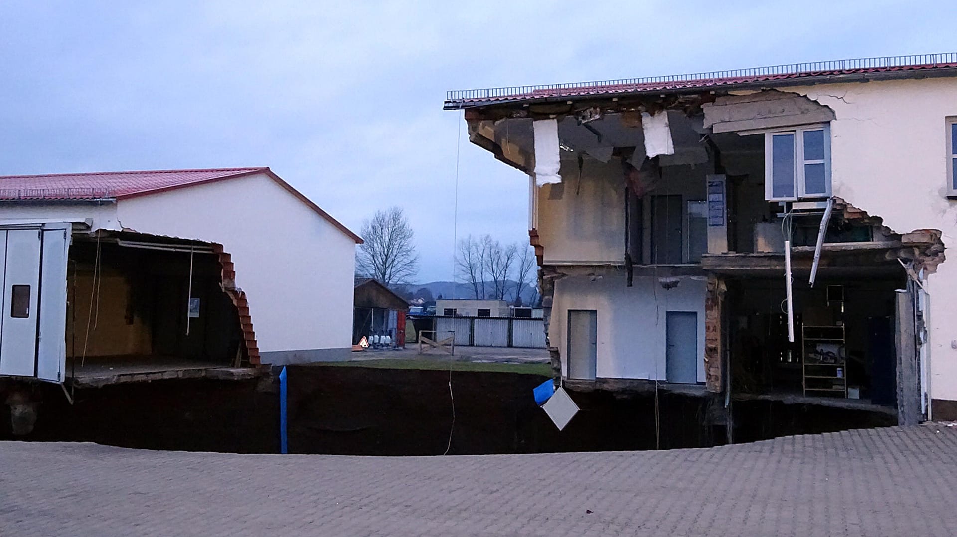 40 bis 50 Meter tief: Das Erdloch im thüringischen Nordhausen.
