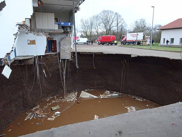 Das Loch in Nordhausen ist mit Wasser gefüllt.