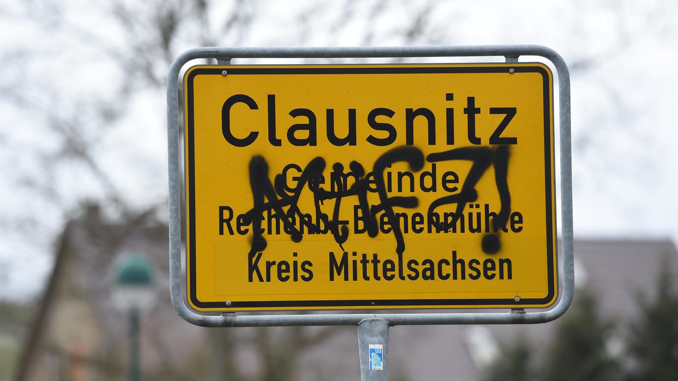 Das Ortsschild von Clausnitz ist beschmiert worden.