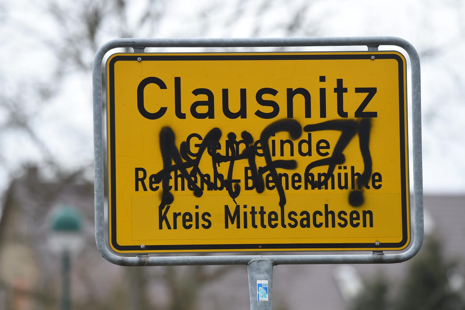 Das Ortsschild von Clausnitz ist beschmiert worden.