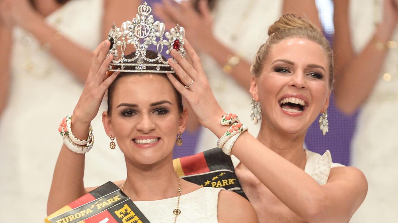 Sie scheint es noch nicht richtig glauben zu können: Lena Bröder (l.) wird von ihrer Vorgängerin Olga Hoffmann zu neuen "Miss Germany" gekrönt.