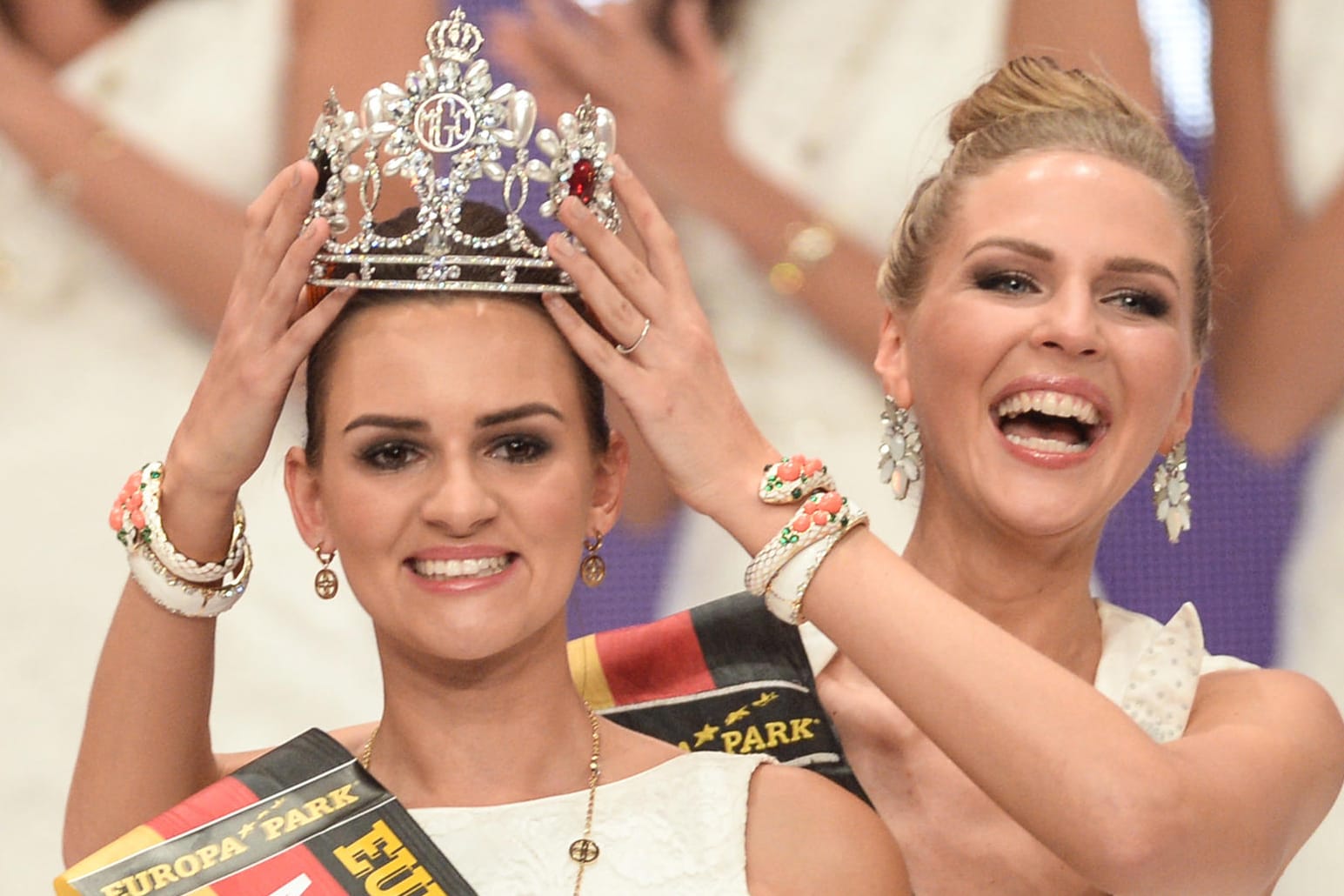 Sie scheint es noch nicht richtig glauben zu können: Lena Bröder (l.) wird von ihrer Vorgängerin Olga Hoffmann zu neuen "Miss Germany" gekrönt.