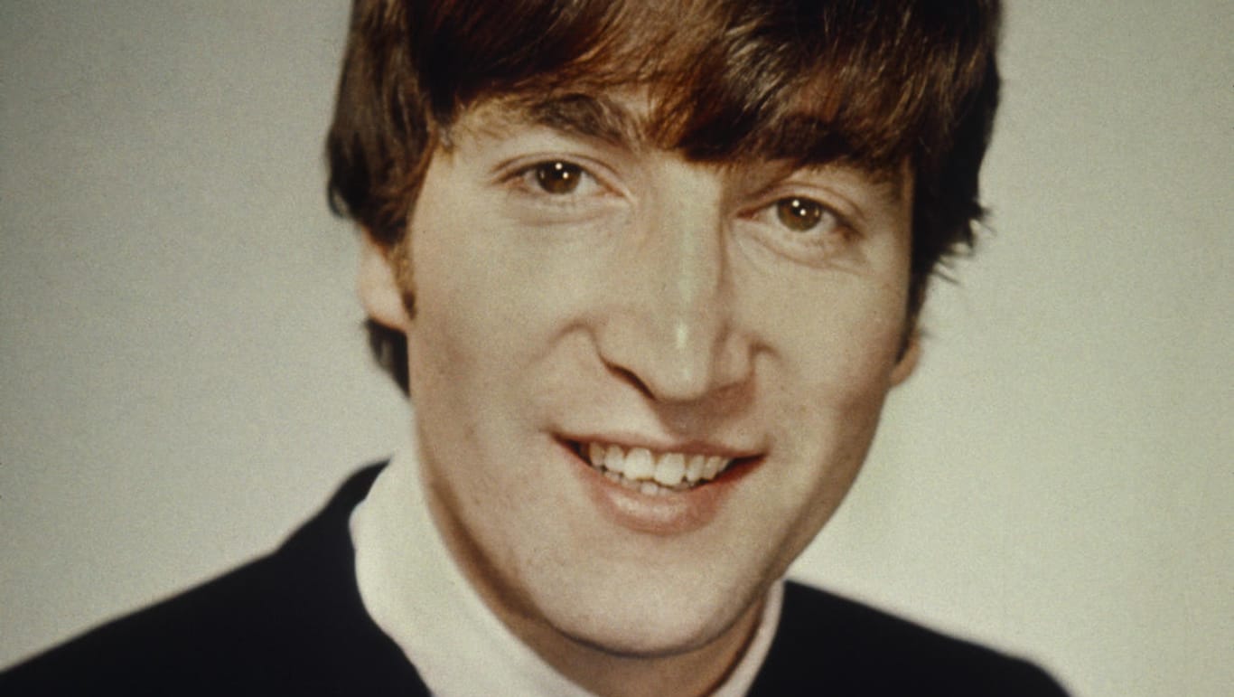 Beatles-Sänger John Lennon trug sein lockiges Haar gerne etwas länger. Ein deutscher Friseur bewahrte jahrzehntelang eine Locke von ihm auf.