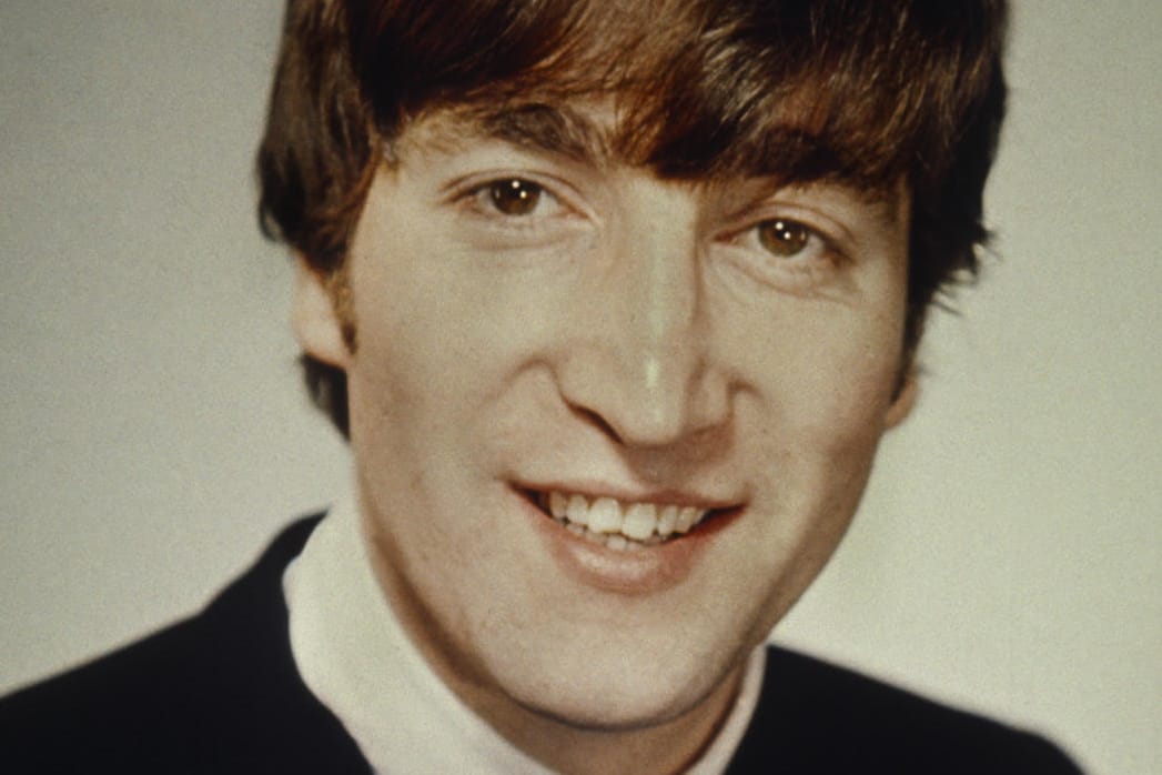 Beatles-Sänger John Lennon trug sein lockiges Haar gerne etwas länger. Ein deutscher Friseur bewahrte jahrzehntelang eine Locke von ihm auf.