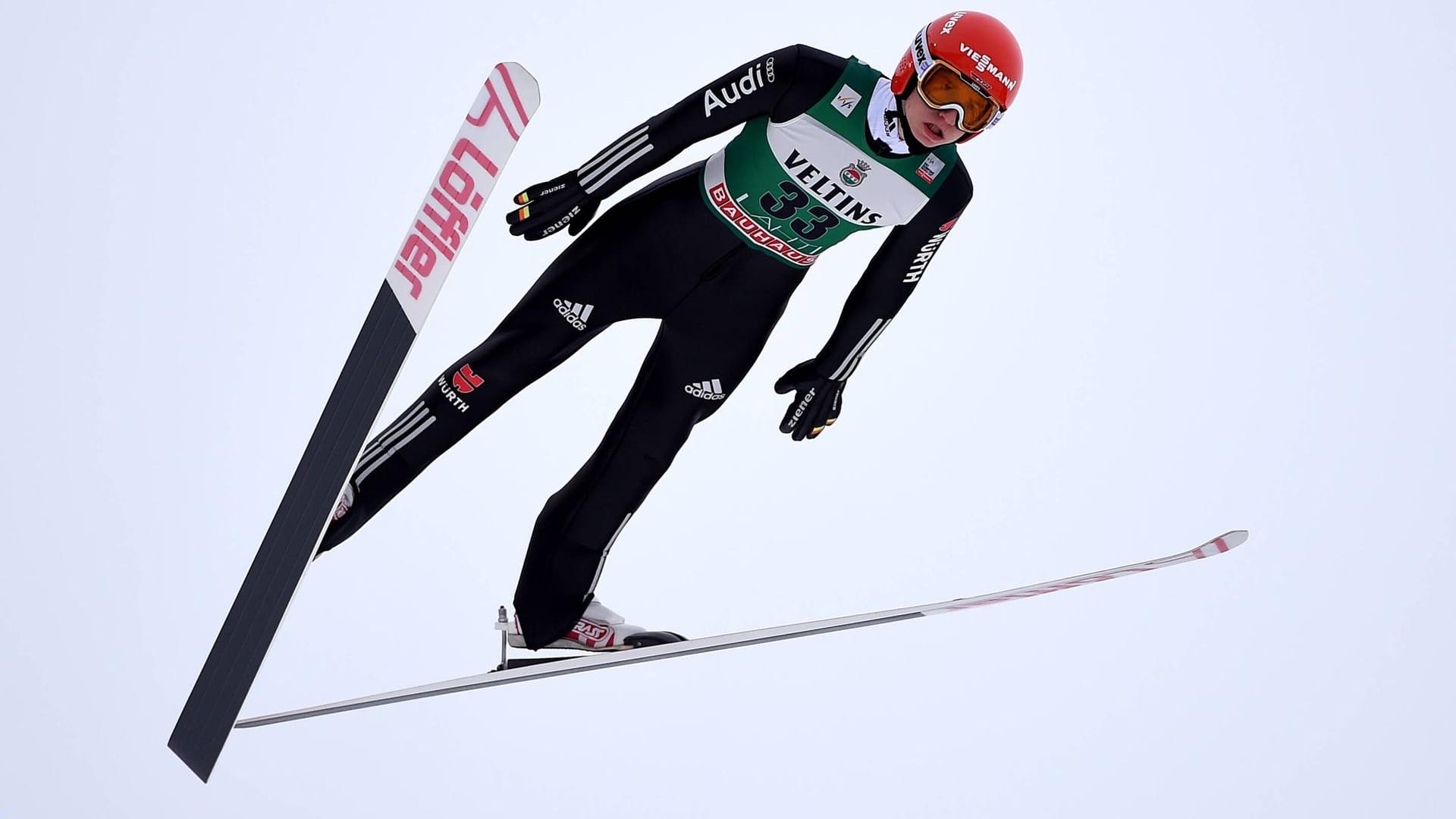 Karl Geiger geht in Lahti von der Schanze.