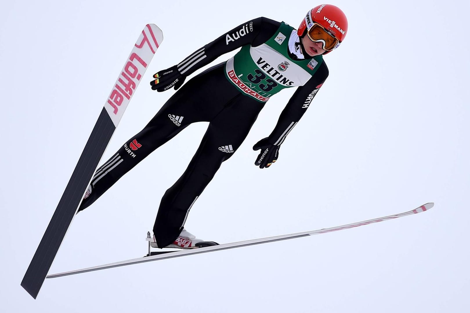 Karl Geiger geht in Lahti von der Schanze.