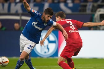 Schalke und Klaas-Jan Huntelaar (li.) bitten den VfB Stuttgart und Daniel Schwaab zum Tanz.