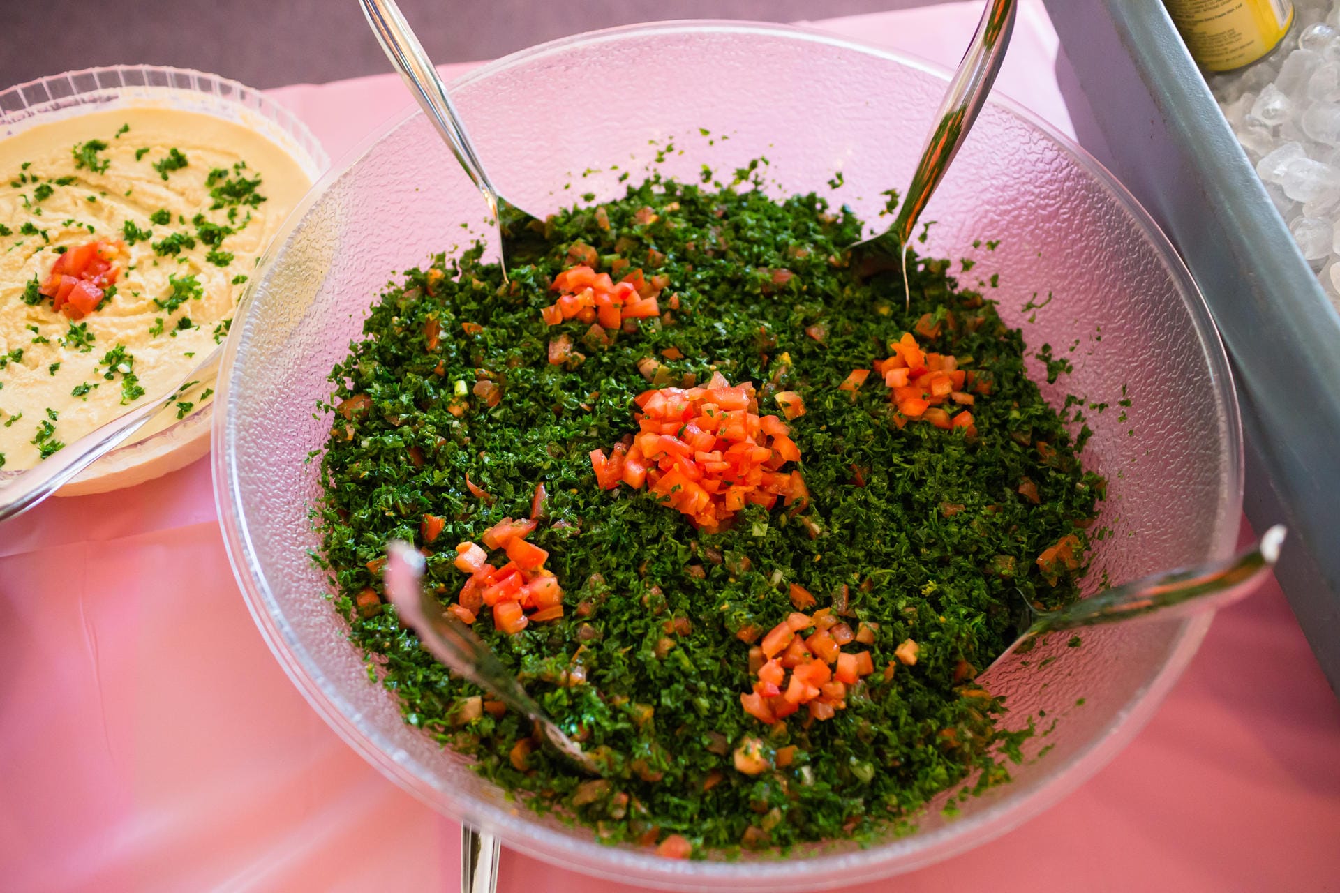 Taboulé aus Bulgur ist ein Salat der libanesischen Küche, der in guten Restaurants derzeit im Trend liegt: Traditionell wird er aus Tomaten, Olivenöl, Frühlingszwiebeln, Petersilie und Minze zubereitet. In guten Restaurants wird er etwa mit gebratenem Lamm serviert.