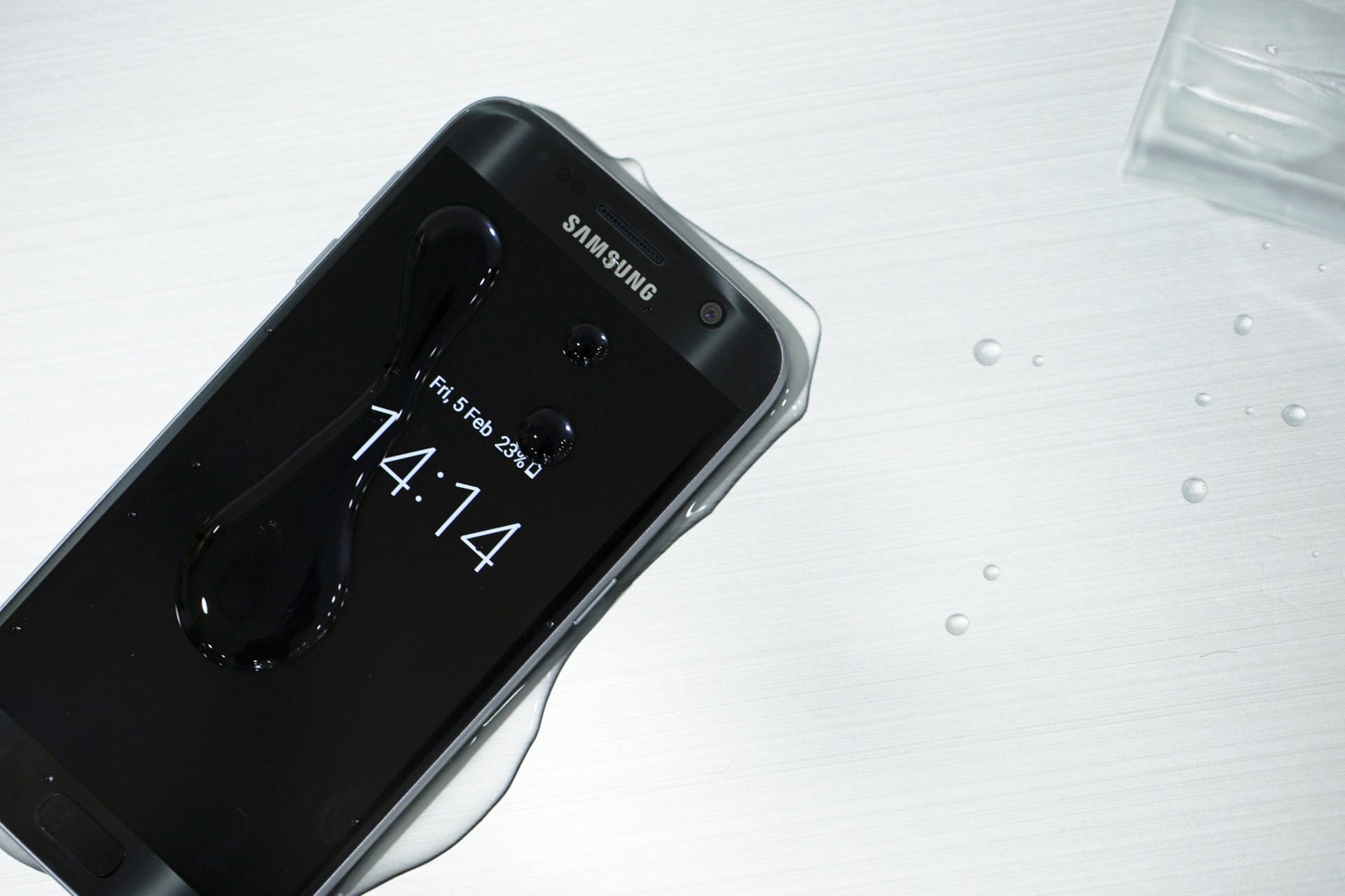 Vor allem aber ist das Gehäuse des Galaxy S7 wasserdicht und soll ein Tauchbad von 30 Minuten schadlos überstehen.