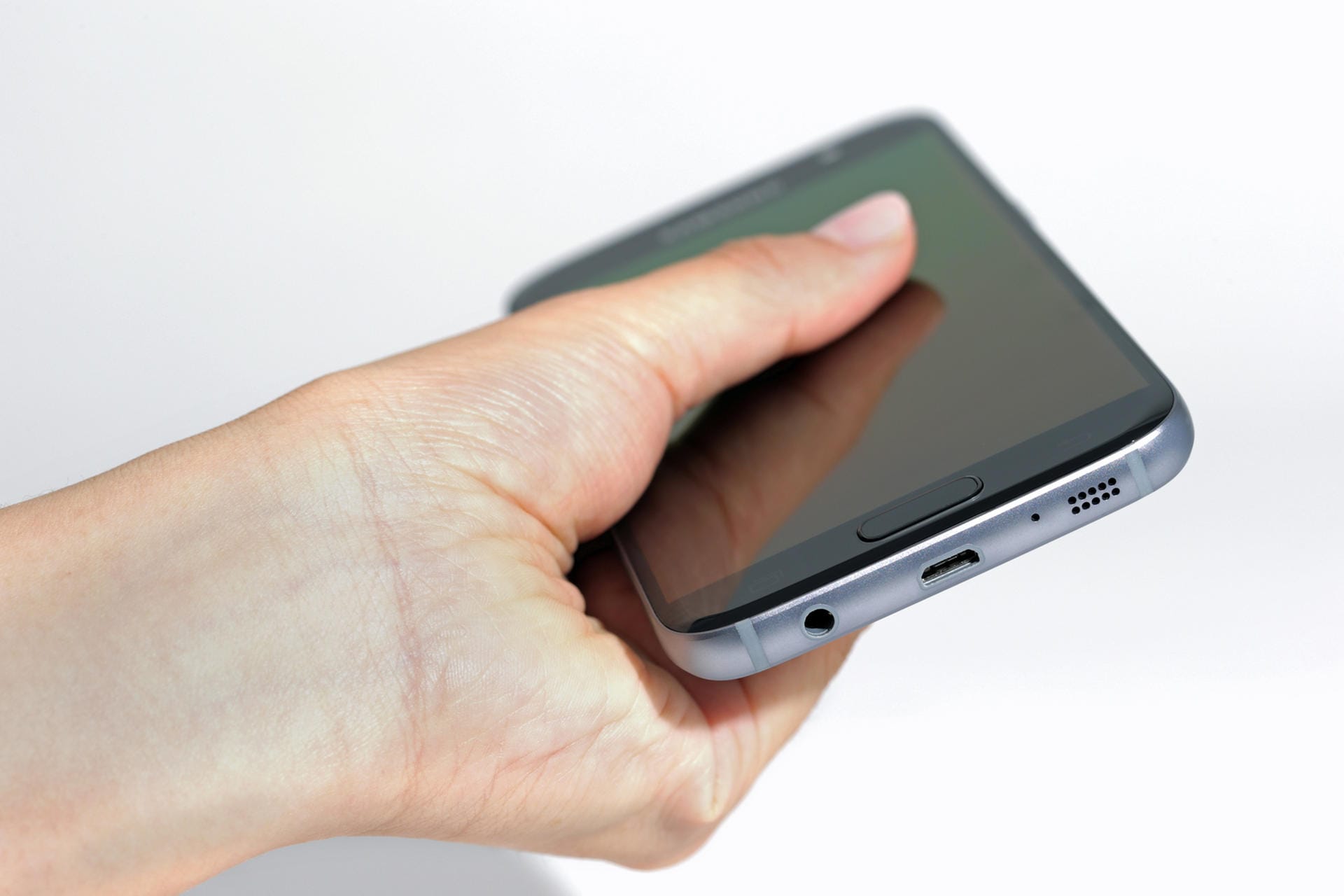 Das Galaxy S7 greift das Design seines Vorgängers auf. Das Gehäuse ist an den Ecken etwas mehr abgerundet. Der Homebutton mit dem Fingerabdruckscanner ist etwas flacher.