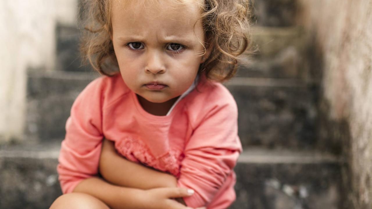 Auch wenn das Kind anstrengend und bockig wird, sollten Sie möglichst gelassen bleiben.