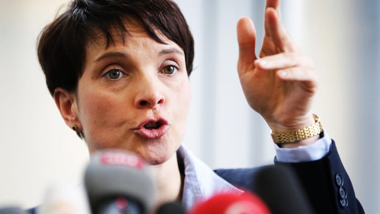 Die Vorsitzende der Alternative für Deutschland, Frauke Petry, kritisiert die Drohungen gegen das Frankfurter Hotel, in dem eigentlich eine Pressekonferenz der AfD stattfinden sollte.