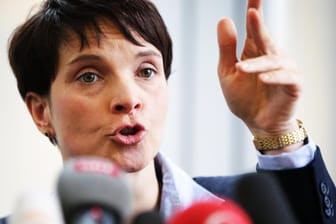 Die Vorsitzende der Alternative für Deutschland, Frauke Petry, kritisiert die Drohungen gegen das Frankfurter Hotel, in dem eigentlich eine Pressekonferenz der AfD stattfinden sollte.