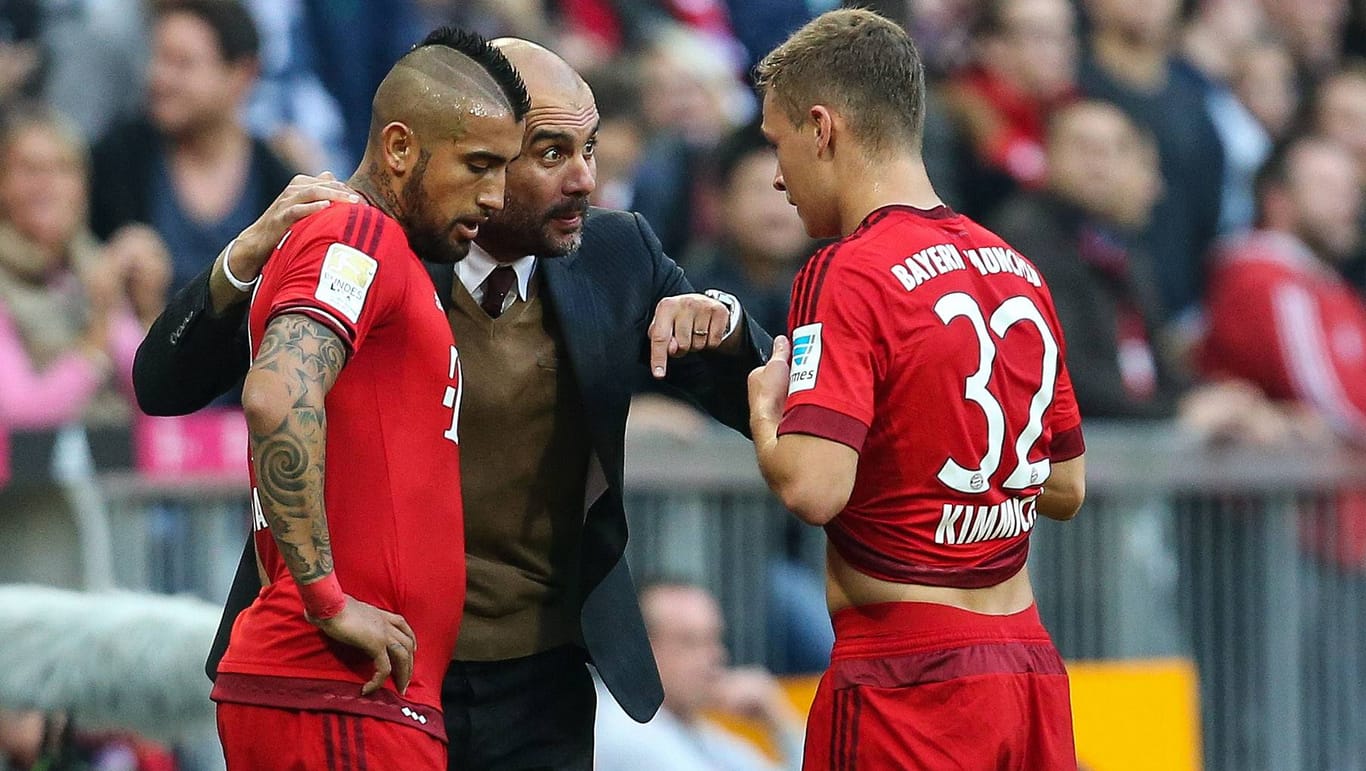 Bayern-Coach Pep Guardiola gibt seinen Spielern Arturo Vidal (li.) und Joshua Kimmich Instruktionen.