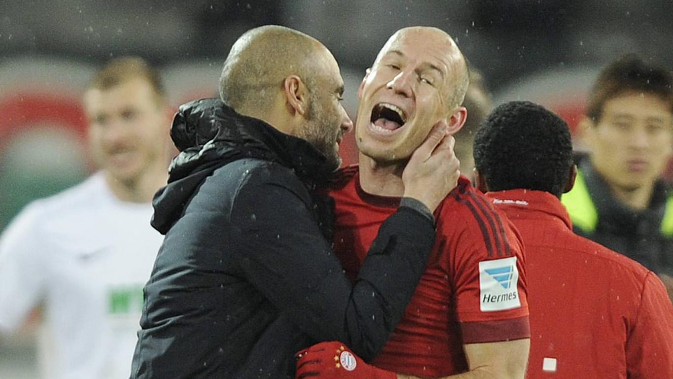 Pep Guardiola (li.) herzt Arjen Robben: Der Bayer-Trainer ist mehr als zufrieden mit den Leistungen seines Flügelflitzers.