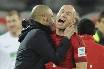 Pep Guardiola (li.) herzt Arjen Robben: Der Bayer-Trainer ist mehr als zufrieden mit den Leistungen seines Flügelflitzers.