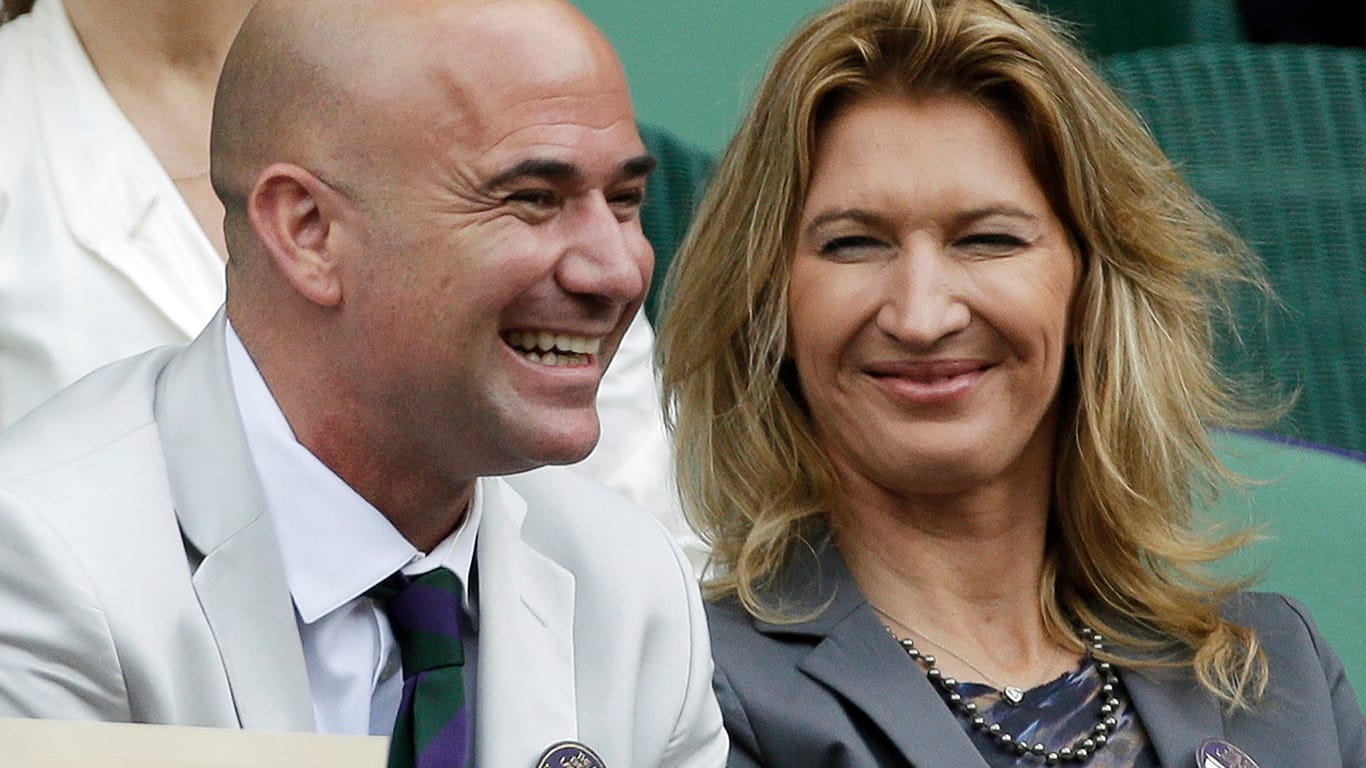 Steffi Graf und Ehemann Andre Agassi strahlen als Gäste bei einem Tennisturnier. Die deutschen Frauen würden gerne einmal in das Leben der Ex-Tennis-Queen hineinschnuppern.