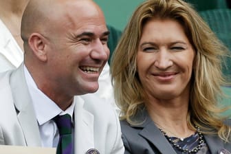 Steffi Graf und Ehemann Andre Agassi strahlen als Gäste bei einem Tennisturnier. Die deutschen Frauen würden gerne einmal in das Leben der Ex-Tennis-Queen hineinschnuppern.