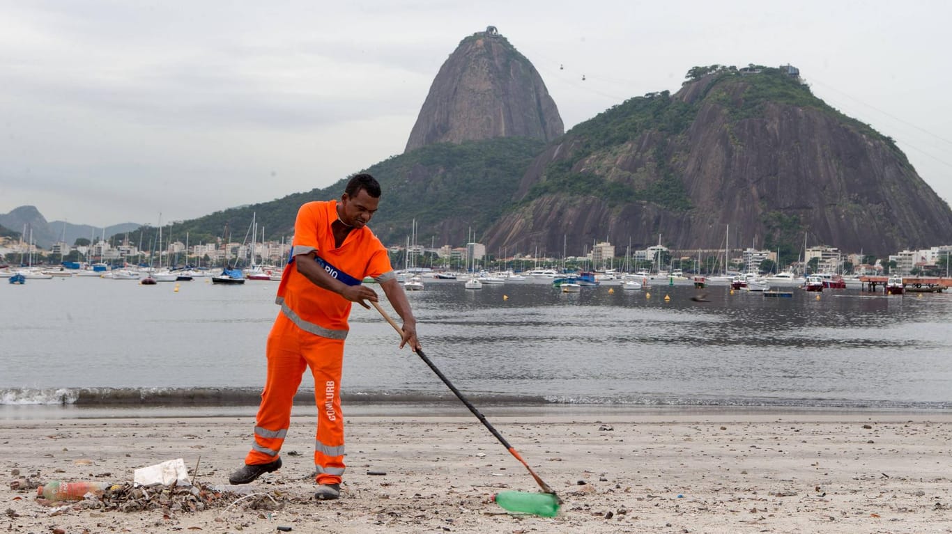Saubermachen für Olympia: Kehrarbeiten an der Guanabara-Bucht.