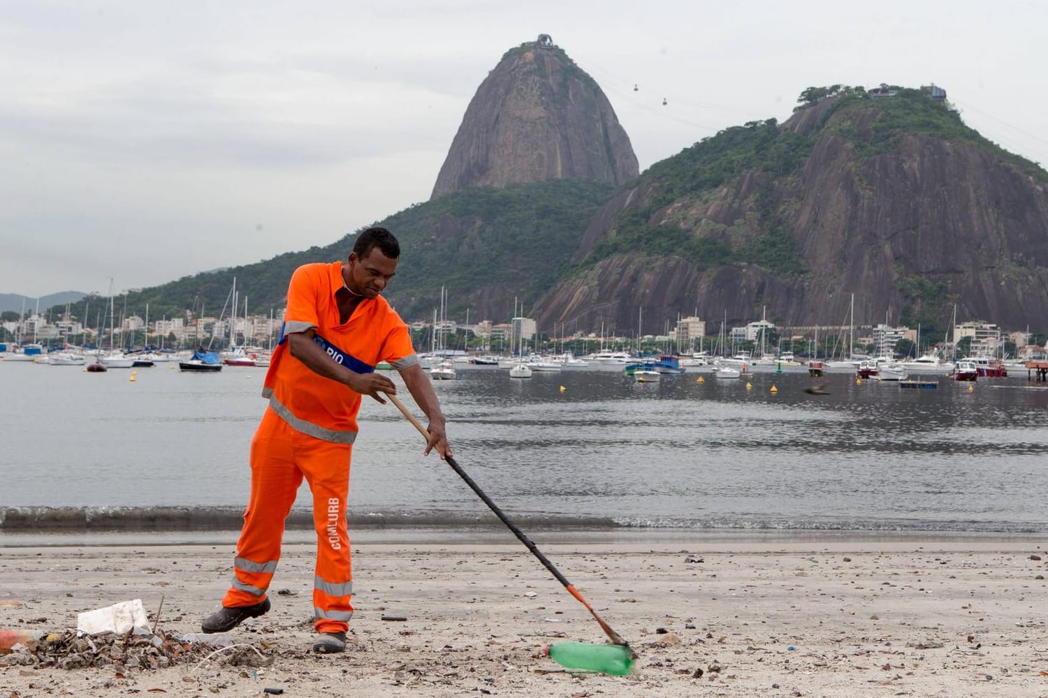 Saubermachen für Olympia: Kehrarbeiten an der Guanabara-Bucht.
