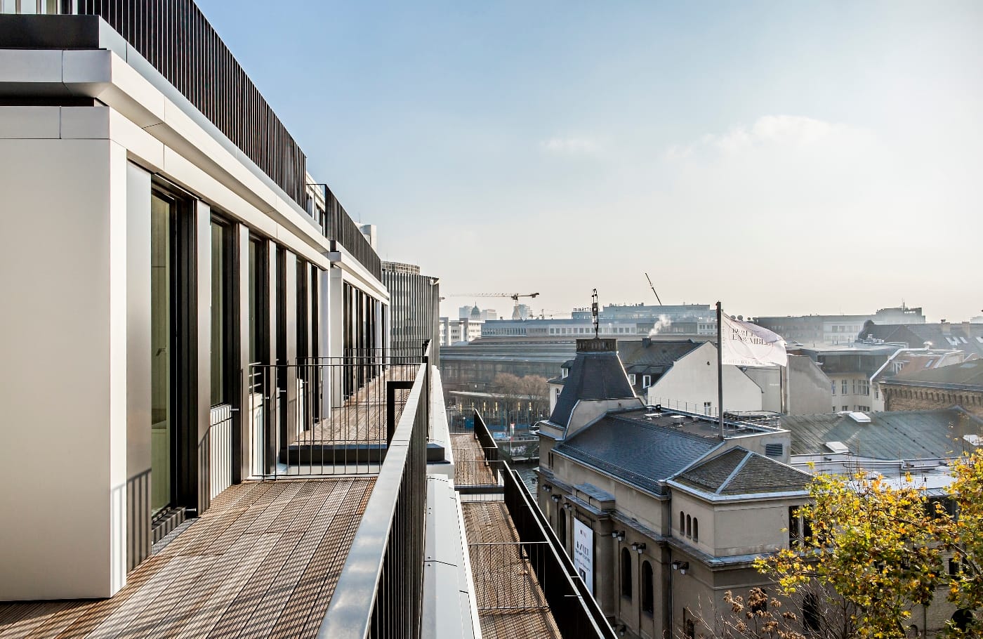 Die Luxusimmobilie Yoo Berlin in Berlin-Mitte wurde vom Stardesigner Philippe Starck ausgestattet. Doch auch der Blick vom Balkon über die Dächer der Hauptstadt ist fantastisch.