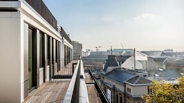 Die Luxusimmobilie Yoo Berlin in Berlin-Mitte wurde vom Stardesigner Philippe Starck ausgestattet. Doch auch der Blick vom Balkon über die Dächer der Hauptstadt ist fantastisch.