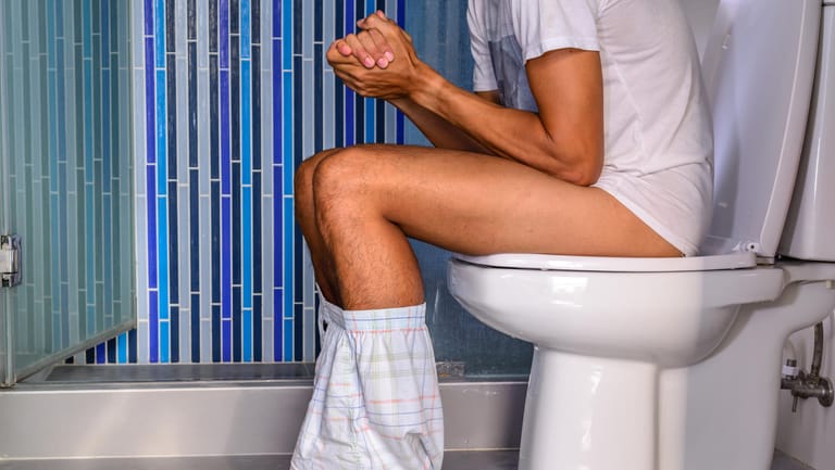 Verstopfung: Oft ist eine falsche Sitzposition auf der Toilette schuld an den Stuhlentleerungsstörungen.