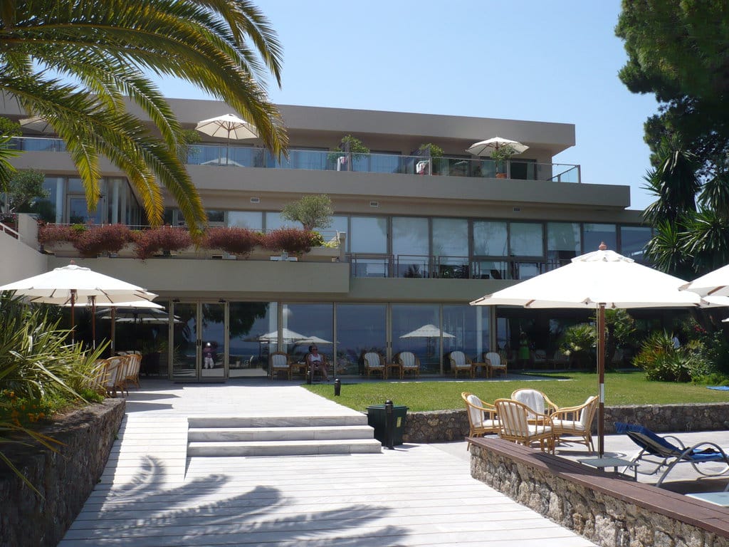 Das "Kontokali Bay Resort & Spa" auf Korfu verfügt über verschiedene Pools, Jacuzzis, Saunen sowie ein Dampfbad. Im voll ausgestatteten Fitnesscenter kann man noch vor Ort an der perfekten Strandfigur feilen.
