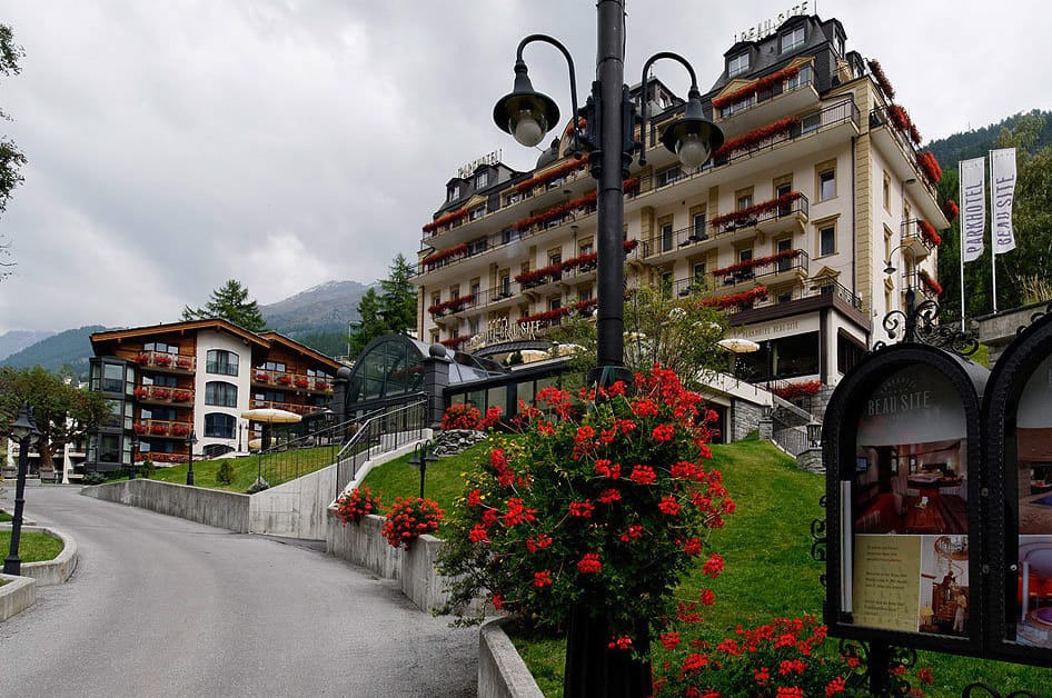 Das "Parkhotel Beau Site" in der Schweiz (Zermatt) bietet neben einem warmen Hallenbad und diversen Whirlpools verschiedenste Beauty- und Wellnessbehandlungen. Besonders die Massagen aus aller Welt stechen hervor - von der Lomi Lomi aus Hawai bis zu Reiki aus Japan.