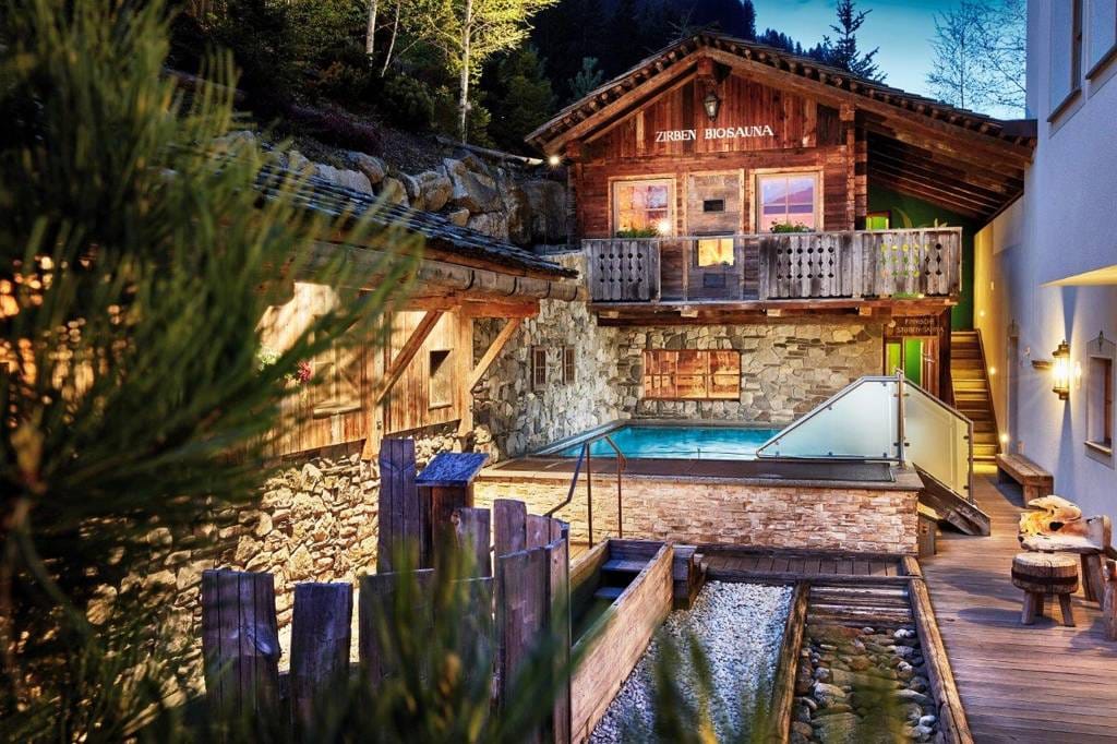 Das "Hotel Quelle Nature Spa Resort" befindet sich in einem Dolomitental nahe der österreichischen Grenze. Die rustikal-luxuriöse Anlage verfügt über zahlreiche In- und Outdoor-Pools und zehn Saunen. Highlight ist die Quelle Vitalgarten mit Bio-Badeteich.