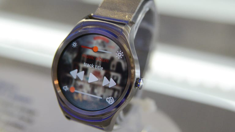 Bei der 200 Euro teuren Haier Watch handelt es sich um eine Smartwatch aus Edelstahl in Chronometeroptik.